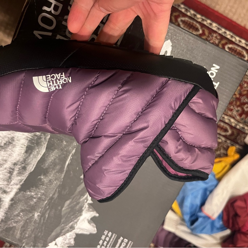 Women’s North Face thermoball slippers size 8